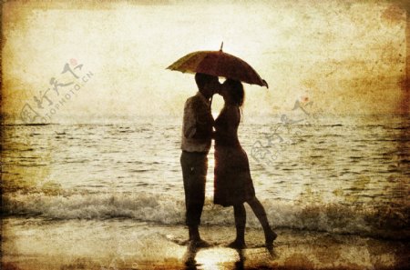 海边打伞的情侣图片