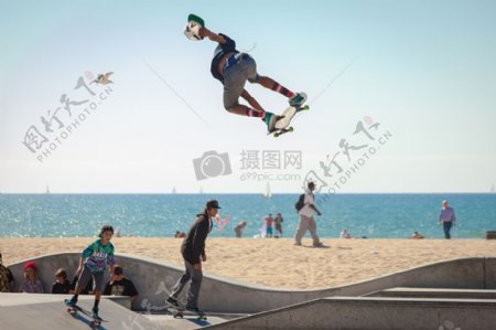 大海沙滩人体育海边有趣户外爱好轮滑滑板