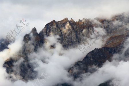 云雾和山峰图片