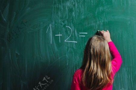 黑板上算数学题的小女孩图片