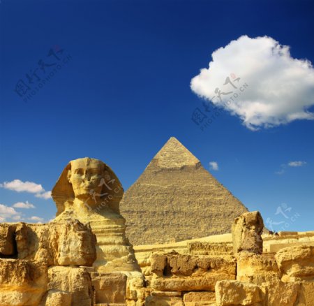蓝天下的狮身人面像金字塔图片