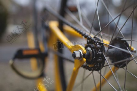 银色的自行车轮圈