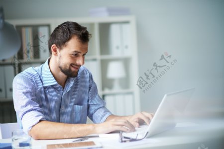 笔记本电脑办公的商务男士图片