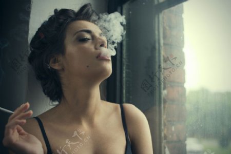 吸烟的性感女人图片