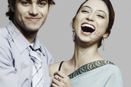 开心大笑的印度情侣图片