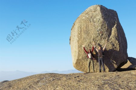 石头边上的登山运动员图片