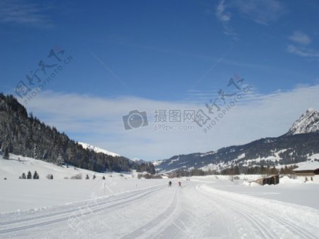阳光下的滑雪场