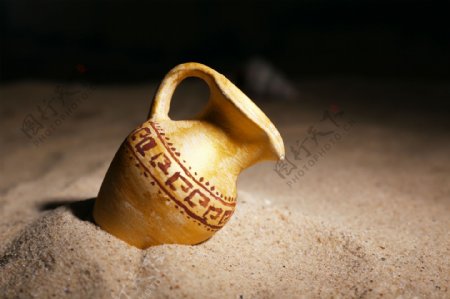沙子里的陶罐
