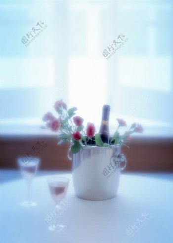 桌上的玫瑰红酒图片
