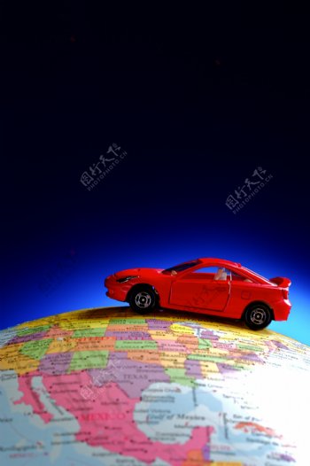地球仪上的小汽车图片