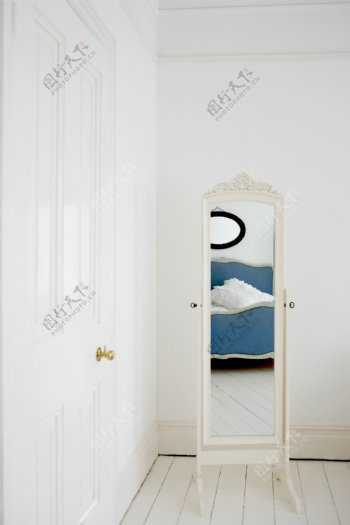 室内镜子里面的大床图片