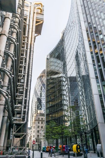 伦敦的高层建筑和街道图片