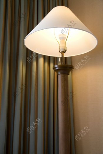 酒店里的立柱罩灯图片