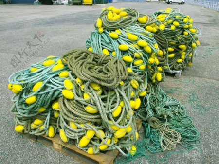 堆放整齐的渔网