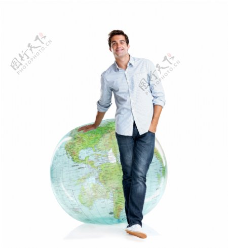 外国男人和地球仪图片