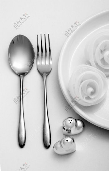 叉子勺子与玫瑰花图片