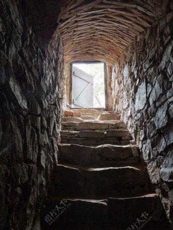 石头墙壁的楼梯