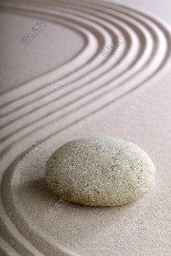 鹅卵石与沙子背景图片