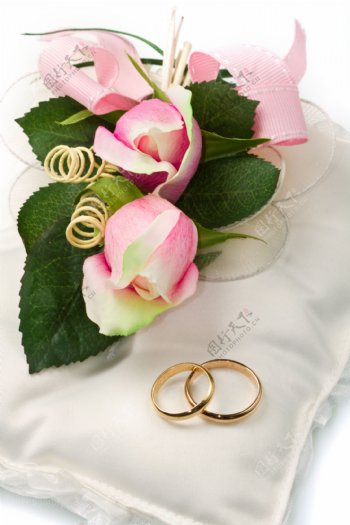 粉色玫瑰与戒指图片