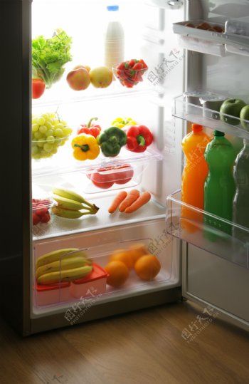 冰箱里的新鲜水果和饮料图片