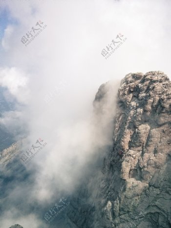 山脉云雾风景图片