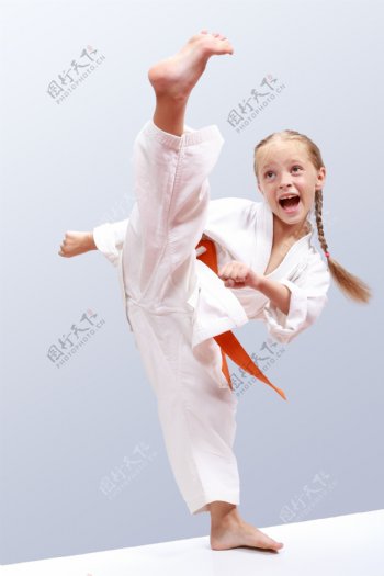练跆拳道的女孩图片