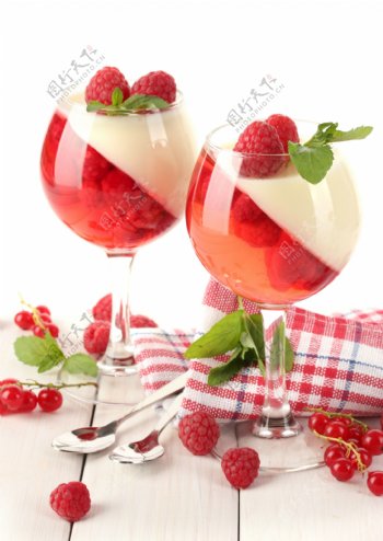 杯子里的树莓甜点图片