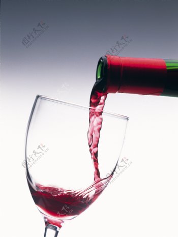 倒入杯中的红酒特写图片图片