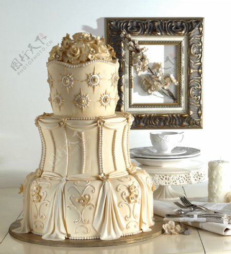 相框与婚礼蛋糕图片