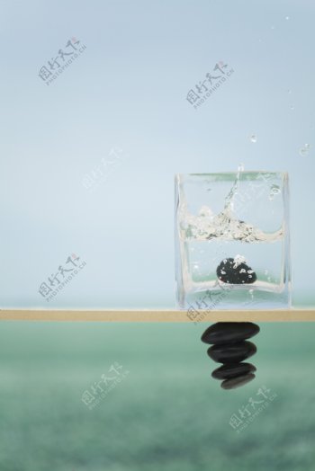 鹅卵石与玻璃杯素材