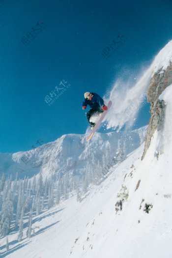 飞跃的滑雪运动员图片