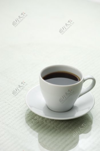 玻璃桌面上的咖啡图片图片