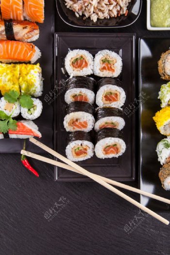 盘子里的日本寿司图片