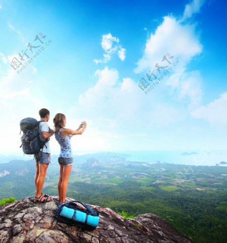 在高山上拍照的外国情侣图片