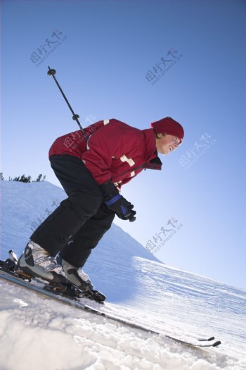 雪地上滑雪的男人图片