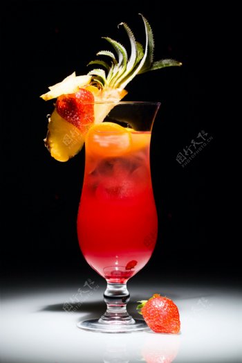鸡尾酒与菠萝草莓图片