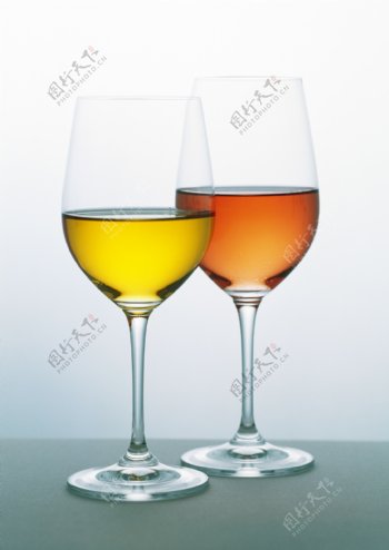 两杯高档洋酒特写图片