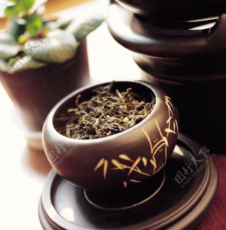 紫砂壶里的茶叶图片