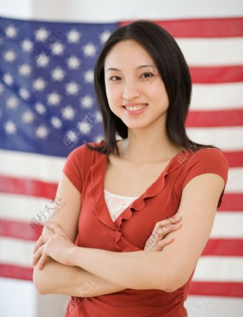 美国国旗前的女生图片