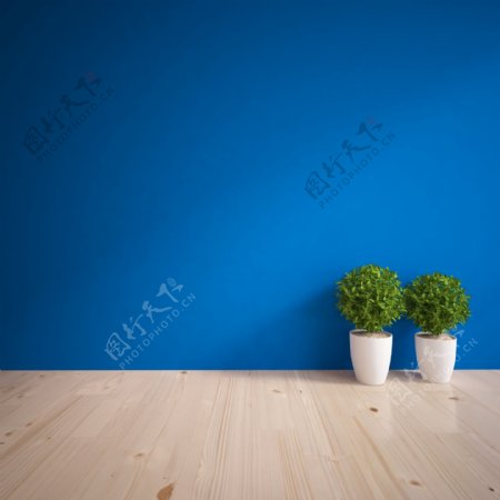 简洁蓝色墙壁图片