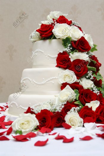 结婚蛋糕与玫瑰花图片