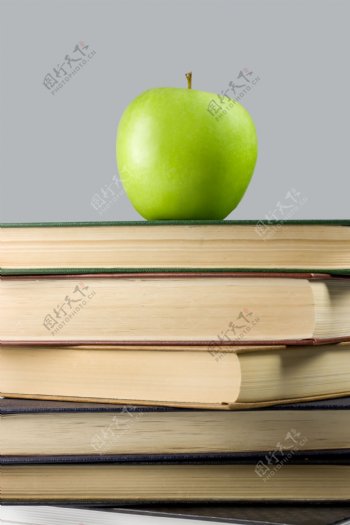 书本上的苹果图片