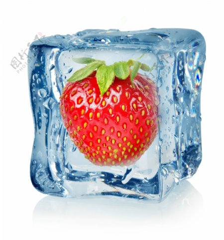 冰与新鲜草莓背景图片