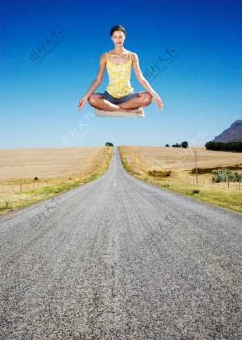 漂浮在半空中字瑜伽的女人图片
