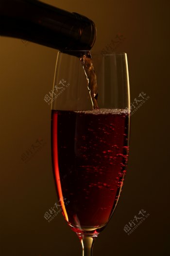 酒瓶与红色葡萄酒图片