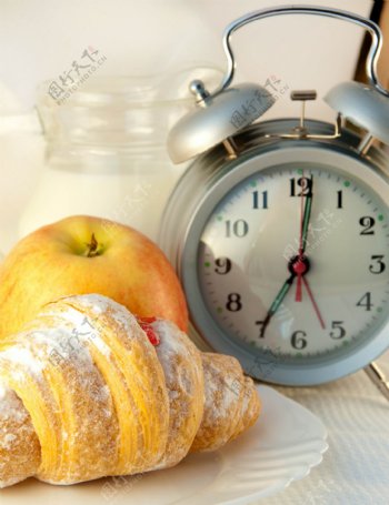 时钟羊角面包苹果图片