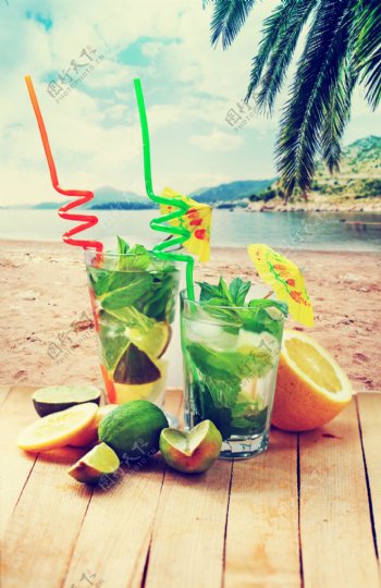 大海木板水果饮料图片