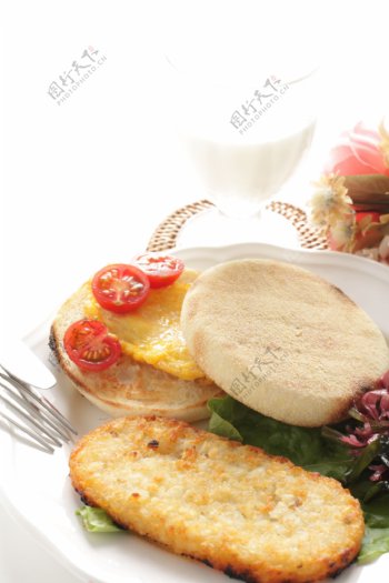盘子的烤面包图片