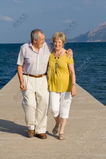 海边散步的夫妻图片