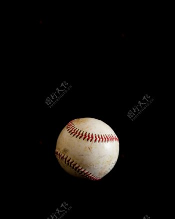 黑色背景上的一个棒球图片